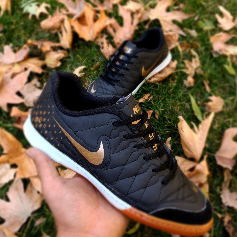 کفش فوتبال نایکی مدل مجیستا رنگ مشکی و قرمز